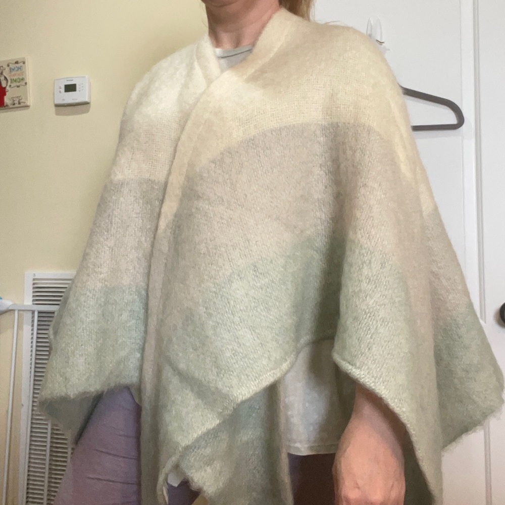 ๐ DONEGAL DESIGN IRELAND MOHAIR WOOL BLANKET CAPE - Picture 12 of 12